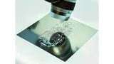 Mit Hilfe eines 3D-Digitalmikroskops können die Stufenhöhen der Schablonen genau kontrolliert werden.