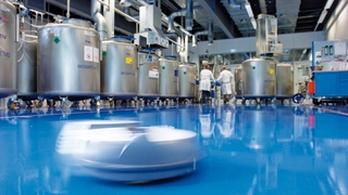 Gerade große Biobanken arbeiten mit flüssigem Stickstoff und verzichten damit auf die elektrische Kühlung. Trotzdem ist die Infrastruktur von der automatischen Auftankung über die Fernüberwachung bis hin zu vollautomatischen Reinigungssystemen im hoh