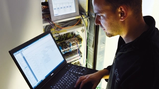 Zum sicheren Betreib von Laboren gehört die umfassende Einbindung in die Gebäude-, im Falle von mobilen Einheiten in die Fahrzeug-Leittechnik. Hier ist sowohl auf der Seite der analytischen Instrumente als auch auf Seiten der Infrastruktur ein hohes 