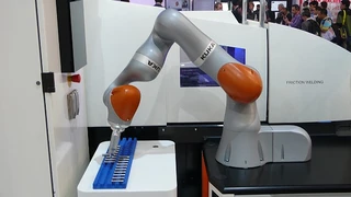 Als »Roboter mit Gefühl« hat der »LBR iiwa« in allen sieben Achsen eingebaute Gelenkmomentensensoren, die schon auf geringe Kräfte von außen reagieren, also auch auf leichte Kollisionen mit Menschen oder Gegenständen. Er kann also getrost seinen Sich