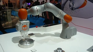 Der Roboterarm des »LBR iiwa« lässt sich mit verschiedenen Greifhänden bestücken - etwa für die Positionierung quadratischer Bauteile ...