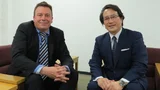 Renesas' Executive Vice President Ryuji Omura mit Elektronik-Redakteur Frank Riemenschneider.
