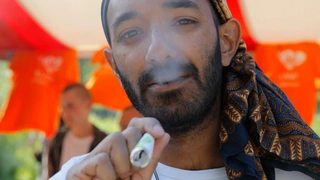 Ein Kiffer raucht mit dem e-Joint aus Holland.