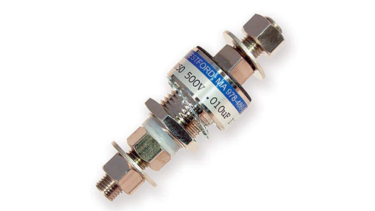 Typischer Hochstrom-Durchführungskondensator. Typischer Hochstrom-Durchführungskondensator.