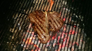 So muss ein Steak aussehen! Ein wahrer Grillmeister weiß, wann das Fleisch fertig ist. Für alle anderen gibt es das wireless BBQ-Thermometer iCelsius.