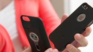 Die erste iPhone Wärmebildkamera FLIR One sieht aus wie eine iPhone-Schutzhülle und wird einfach auf die Rückseite des Handys gesteckt.