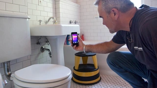 Die erste iPhone Wärmebildkamera FLIR One liefert einem Handwerker Daten über Energieeffizienz von Wohnungen