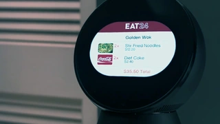 Der Roboter Jibo bestellt etwas bei einer Pizzeria.