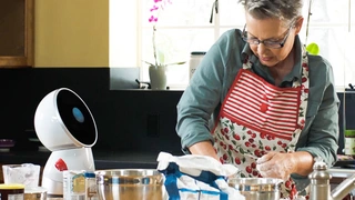 Der Roboter Jibo hilft beim Backen mit Rezepten aus.