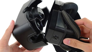 Die Virtual Reality Brille Oculus Rift wird auseinandergeschraubt.