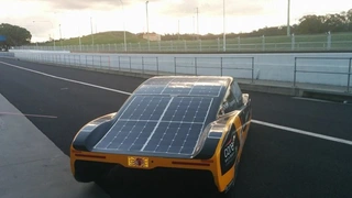 Solarrennwagen eVe von hinten, in der Boxengasse