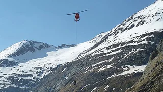 ...per Helikopter zur Clarahütte gebracht werden, die auf 2038 Meter im Tiroler Umbaltal liegt.