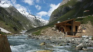 Das Mühlrad, das in Zukunft die Clarahütte im Nationalpark Hohe Tauern autark mit Energie versorgen wird.