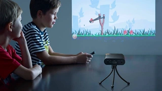 Kinder spielen Angry Birds auf dem portablen Projektor Touchpico