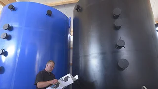 Bild 2. Die Tanks mit den zwei Elektrolyt-Lösungen der Vanadium-Redox-Flow-Batterie.