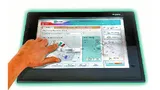 Bild 2. Der Funktionsumfang der Glasscape-Touchscreens wird auch durch Wasser auf der Oberfläche nicht eingeschränkt. Die maXTouch-Controller erkennen das Wasser und verhindern eine vom Medium ausgelöste Fehleingabe