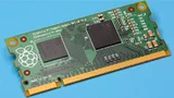 Das Raspberry Pi Compute Module hat die Bauform eines Speichermoduls und beherbergt lediglich den SoC BCM2835 mit integriertem RAM sowie den Flash-Speicher in Form eines eMMC-Chip