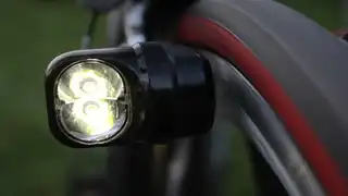 Diese neue, patentierte Technik ist die Basis einer vollständig gekapselten Fahrradbeleuchtung, die ohne Batterien und externe Kabel auskommt