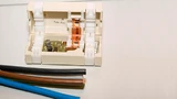 Bild 2. Stromsensor-Klemme zum einfachen Aufsetzen auf Leitungen, auch im laufenden Betrieb.