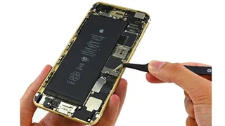 Der Akku liefert bei 3,82 V 2915 mAh, fast eine verdoppelung gegenüber den  1560 mAh im iPhone 5S.