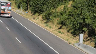 Radargerät in Österreich an der Autobahn für Foto von hinten und vorne um ausländische Kraftfahrer zu identifizieren    