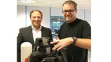 Horst Dederichs (r.), Geschäftsführer der D2G, und Patrick Vittinghoff von der Fa. Wagner sind überzeugt von der blueglobe: Diese Kabelverschraubung punktet mit ihrer Langlebigkeit und einem störungsfeien Einsatz
