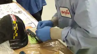 Die MSR-Datenlogger werden von Mitarbeitern der Firma Orbital Sciences Corporation in Houston, Texas, für die Installation auf dem Cygnus Raumfrachter bereitgestellt. 