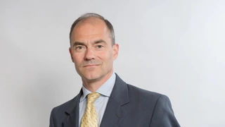 David Warren Arthur East (ARM): Als East 2001 den IP-Hersteller ARM übernahm, handelte es sich gemäß des Umsatzes um eine Klitsche. Dann begann East, der Branche eine der besten Marktinggeschichten überhaupt, die der „connected Community“, zu erzähle