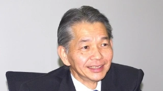 Haruki Okada (Fujitsu Semiconductor): Wie soll man unter diesen Rahmenbedingungen den Absturz (2013 von Platz 16 auf 21 der Halbleiterhersteller) verhindern? 17 Executives reden mit, warum lernt man bei Fujitsu’s Anteilseignern bloß nicht von Renesas