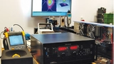 Bild 1: Kalibrierstand für einen Kohlendioxidlaser (im Vordergrund die DC-Stromversorgung) 