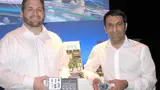 Bild 3. Asa Kirby, Compact RIO Product Marketing Manager bei National Instruments (links) mit einem neuen Controller-Chassis und Rahman Jamal mit dem NI System on Module (SOM) für den Embedded-Bereich. (Foto: Elektronik)