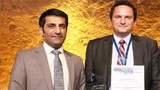 Bild 6. Der „Best Paper Award bei der Kongressveranstaltung VIP 2014 ging stellvertretend an Dr.-Ing. Dražen Veselovac (rechts) für den Beitrag „Sensoren für die digitale Produktion im Kontext von Industrie 4.0“. Links Rahman Jamal von National Instr