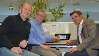Software-Projektmanager Christian Heinze, Dr. Jörg Krewer und Human Machine Interface-Übersetzungsspezialist Thomas Hackenberg prüfen die Texte am Gerät (v.l.n.r.).