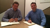 Dipl.-Ing. Stefan Dosch (links, mit Elektronik-Redakteur Frank Riemenschneider) ist seit 2012 Freescales Europa-Vertriebs-Chef für Distribution, Industrie und Multimarket.  