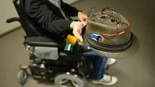 Die Drehratensensoren ermitteln ständig, um welchen Winkel sich Kopf und Rollstuhl drehen, die Beschleunigungssensoren messen vor allem, in welche Richtung sie selbst geneigt werden. Beide Sensoren arbeiten dabei zusammen und stimmen letzte Feinheite