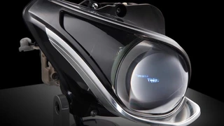 Durch die völlig frei konfigurierbare Lichtverteilung können erstmals sämtliche Funktionen des Intelligent Light Systems im Abblend- und Fernlichtbetrieb rein digital und ohne mechanische Aktorik dargestellt werden.