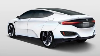 Beim Honda FCV befindet sich der gesamte Antriebsstrang einschließlich der Brennstoffzelle komplett im Motorraum.