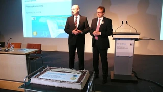 SPS-Eröffnungskonferenz: eine Torte für Mesago