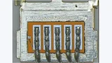 Bonding in einem TO-Leadless-Gehäuse. Fünf Aluminiumdrähte mit jeweils 0,5 mm Durchmesser für die Source-Kontaktierung
