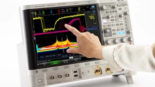 Laboroszilloskop:  6 Geräte in einem, mit Sprachsteuerung  Die Portabel-Scope-Serie InfiniiVision 6000 X von Keysight umfasst Zwei- und Vierkanal-DSO- und -MSO-Modelle mit Bandbreiten von 1 GHz bis 6 GHz und Abtastraten bis 20 GS/s. In den Geräten si