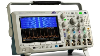 Laboroszilloskope:  Sechs Instrumente im Scope  Die Mixed-Domain-Oszilloskope der Serie MDO3000 von Tektronix enthalten zusätzlich die Funktionen eines Spektrum-, Logik- und Protokollanalysators, eines Arbiträr-Funktionsgenerators und eines digitalen