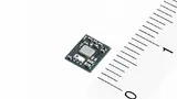 Bild 6. Links: Weltweit kleinstes TDK-Bluetooth-Low-Energy-Modul, entwickelt für Bluetooth 4.0 Low Energy mit Abmessungen von 4,6 × 5,6 mm2. Im TDK-Power-Modul (rechts) ist das komplette Power Management eines Smart­phone integriert.
