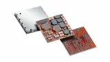 Bild 6. Links: Weltweit kleinstes TDK-Bluetooth-Low-Energy-Modul, entwickelt für Bluetooth 4.0 Low Energy mit Abmessungen von 4,6 × 5,6 mm2. Im TDK-Power-Modul (rechts) ist das komplette Power Management eines Smart­phone integriert.