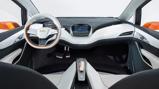 Große Glasflächen, keine Knöpfe und viel Platz: Das Innenleben der Studie Bolt EV.