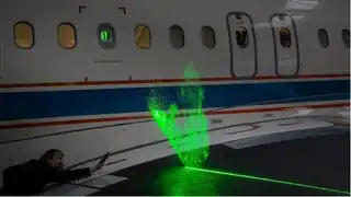 Lasermessung über der Tragfläche. Das Funkeln der – hier künstlich erzeugten – Nebeltröpfchen macht die Strömung sichtbar.