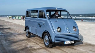 An der Strandpromenade auf Wangerooge unterwegs: Der DKW Elektro-Wagen.