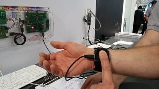 Analog Devices demonstriert ein Wearable zur Körperfettmessung. 