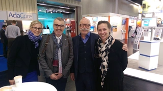 Freudiges Wiedersehen am WEKA-Stand: Iris Stroh (Markt & Technik), Roland Ackermann, Guy Forster (TKO), Stefanie Eckardt (Elektronik automotive, von rechts nach links)