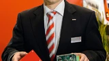Christoph Mühlenhoff mit dem Raspberry Pi 2 im stabilen Gehäuse