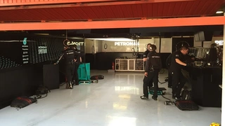Blick in die Mercedes-Box, wohl es von High-Tech nur so wimmelt -leider durften wir innen keine Fotos machen.